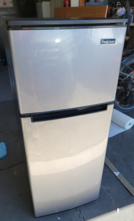 Magic Chef 4.5 Cu Ft Refrigerator Freezer, Great Condition