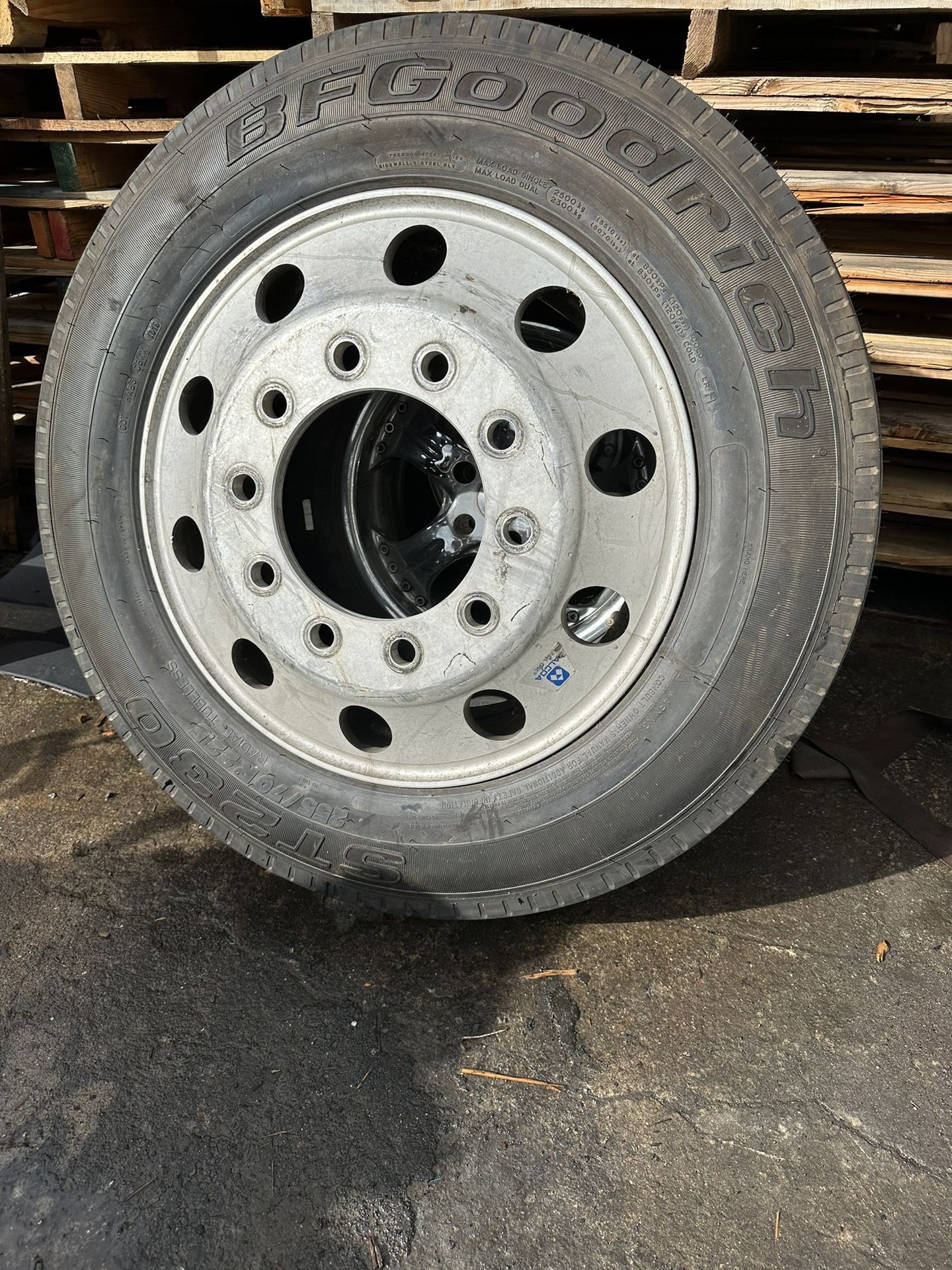 Semi Tire And Rim $600