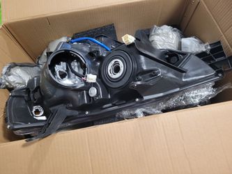 Front head light assembly 2018 to 2020 new in the box