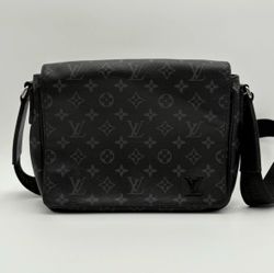 LOUIS VUITTON District PM Bag