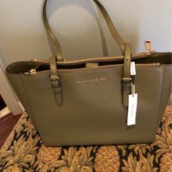 Marc Jacobs Leather https://offerup.com/redirect/?o=VG90ZS5OZXc= W/tag