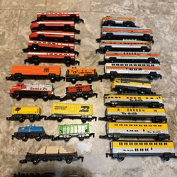 Vintage Lot Galoob Micro Machines Train Set Passenger Locomotive & Cars Track. Comes as pictured. 