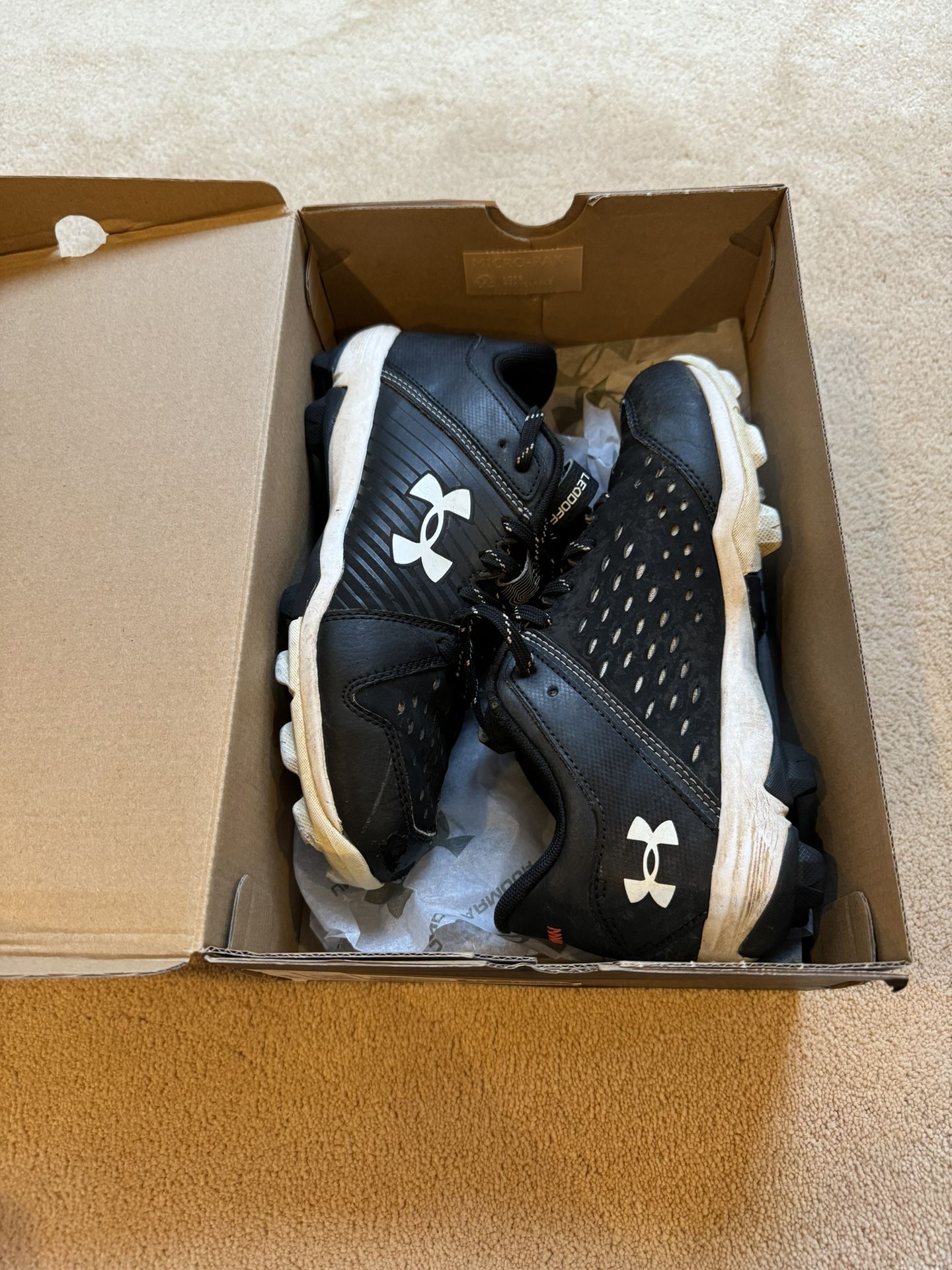 Boy’s Baseball Cleats Under Armour Leadoff Low Size 4 Used