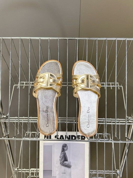 The latest fashionable slippers in gold for 25 years