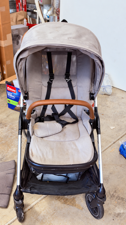 Nuna stroller – gray with brown handles
