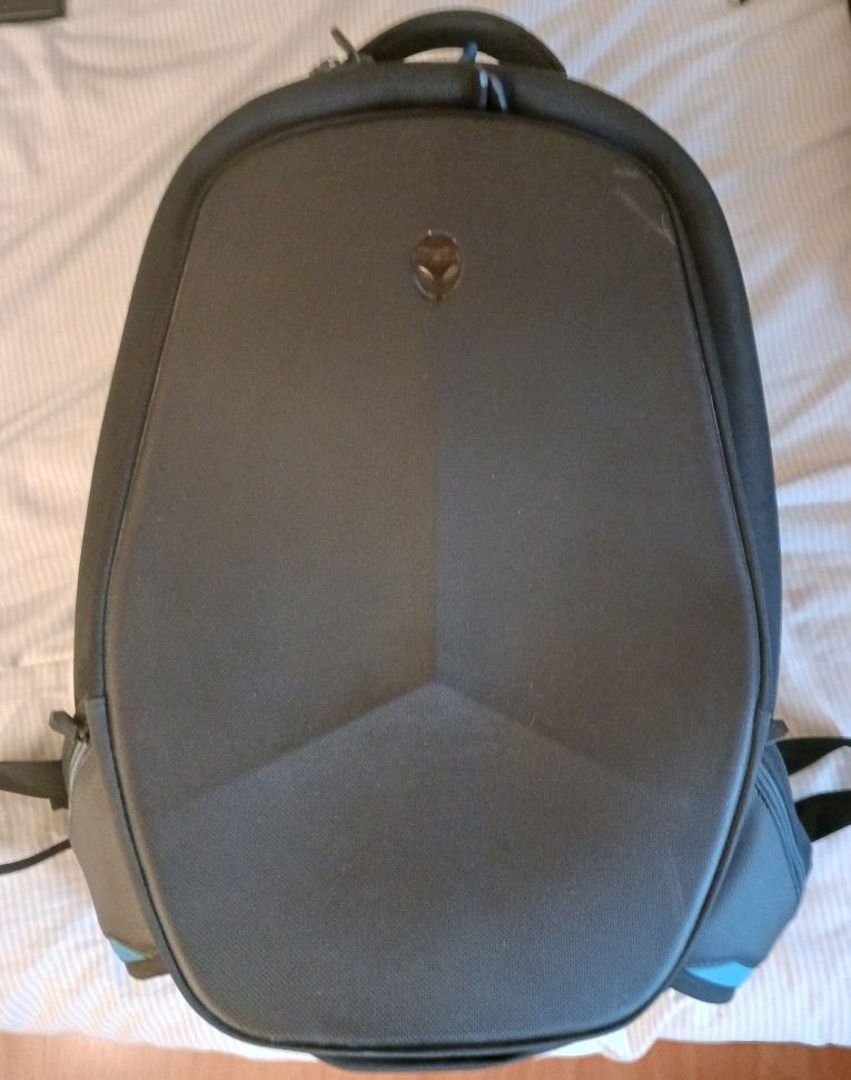 Alienware laptop backpack 17" like new excellent condition