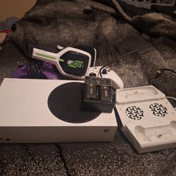 BO: Xbox Series S 512GB: Slim Design, USB-C, Wireless Controller, Wi-Fi 5 & 8TB External Hard Drive 