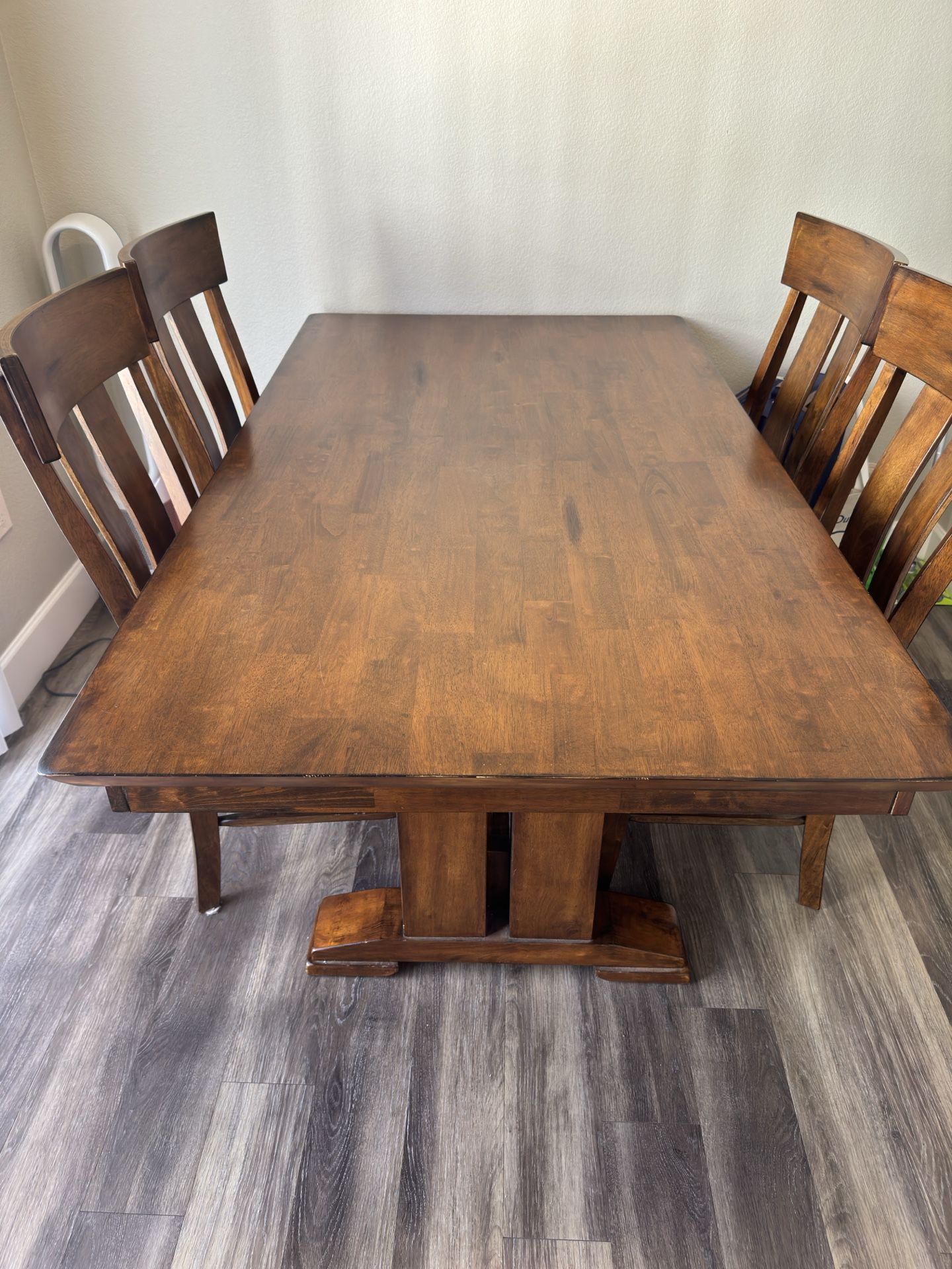 Beautiful Kitchen Table, Fits 6 Perfect Condition 