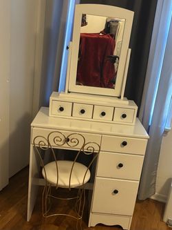 sturdy vanity with chair