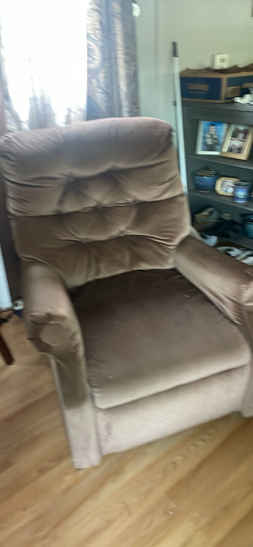 Brown Recliner Great Shape , Moving Must Sell. , Manual Lift. Branford.