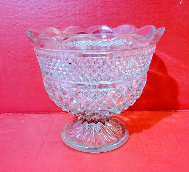 What A Beautiful Center Piece. Anchor Hocking. Clear Glass Footed Bowl With Diamond Pattern And Scalloped Rim.