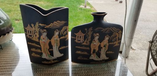 2 Oriental vases