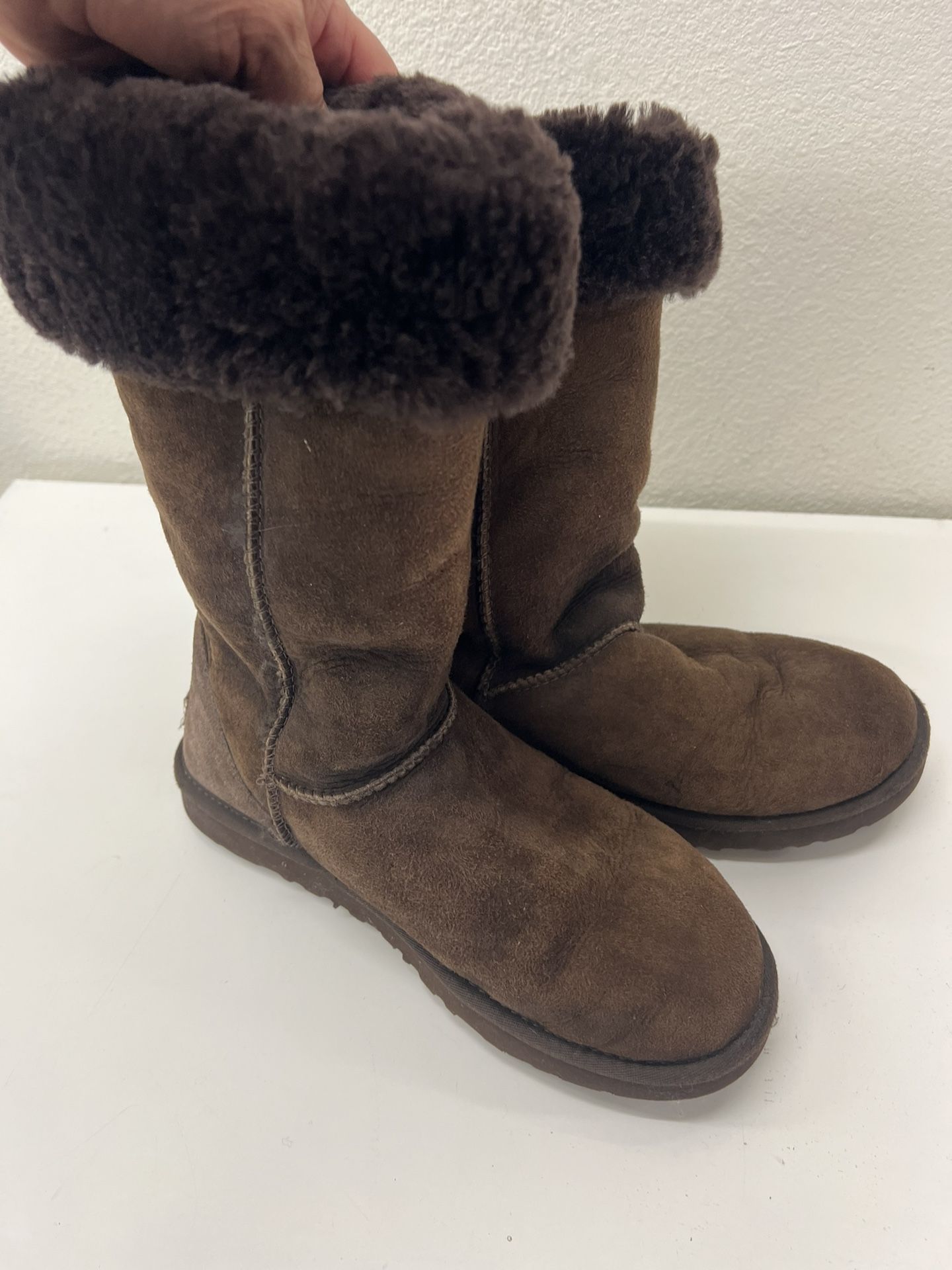 UGGS MID-Range Boot Size 8 Brown