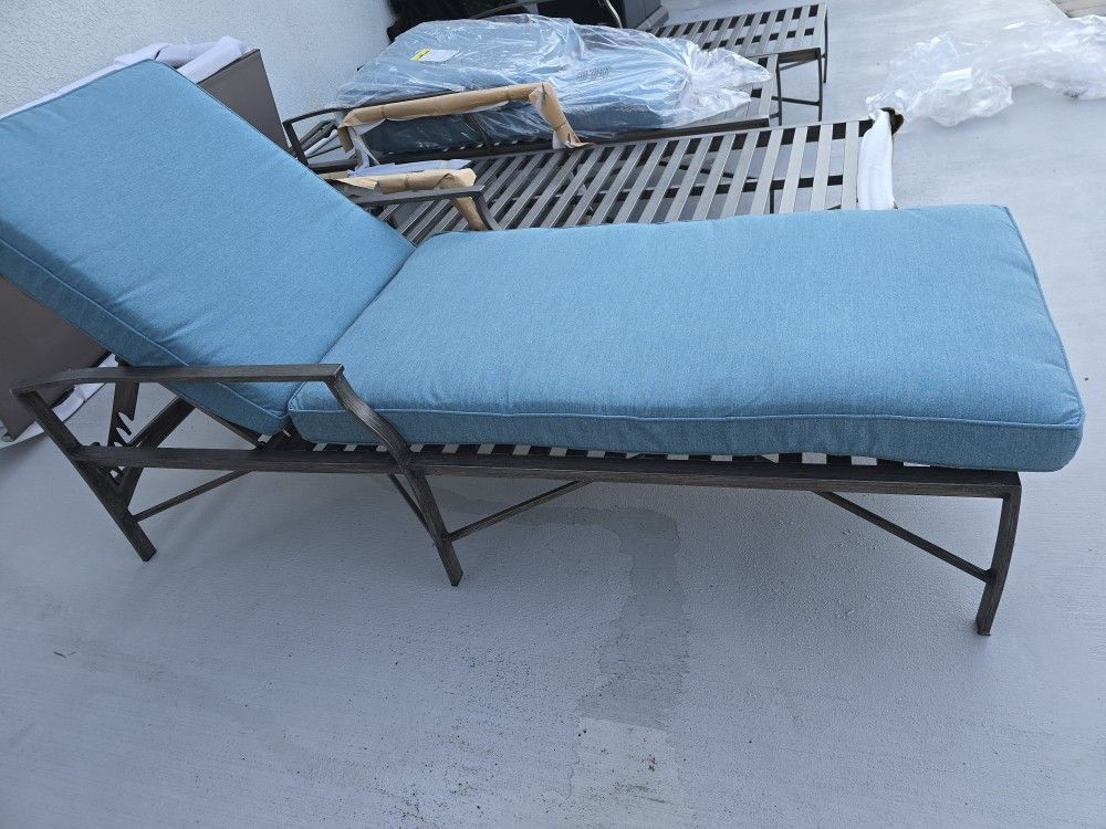 Four Chairs For Pool With 2 Cushions