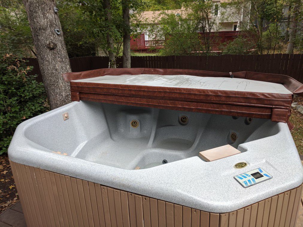 Free Jacuzzi Whirlpool Bath (Hot Tub)