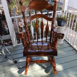 Antique Rocking Chair. Good condition. Looks Like New 