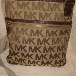 Crossbody Michael Kors Purse 👛 