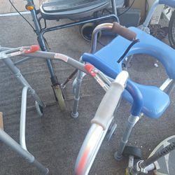 GRATIS Un bastón, un walker,una caminadora,y una silla para hacer del baño 