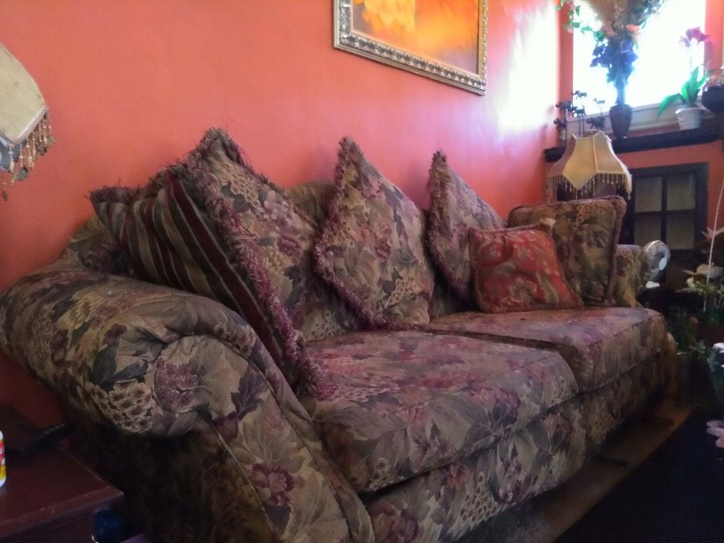 Beautiful floral, couch, great condition