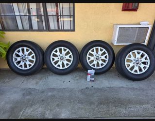 2025 Toyota Tacoma Sr5  Rines, Tires and Nuts  245/70R17 Exellent Condition