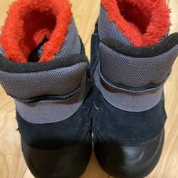 North Face Snow Boots (5 Size )