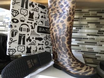 Rain shoes , new size 6