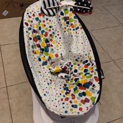 4 moms rockaRoo (great Condition) With Infant Insert 