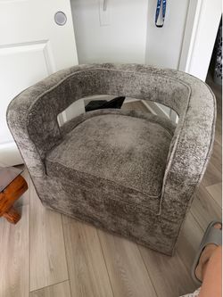 Swivel Accent Chair – Modern Curved Design (Like New)