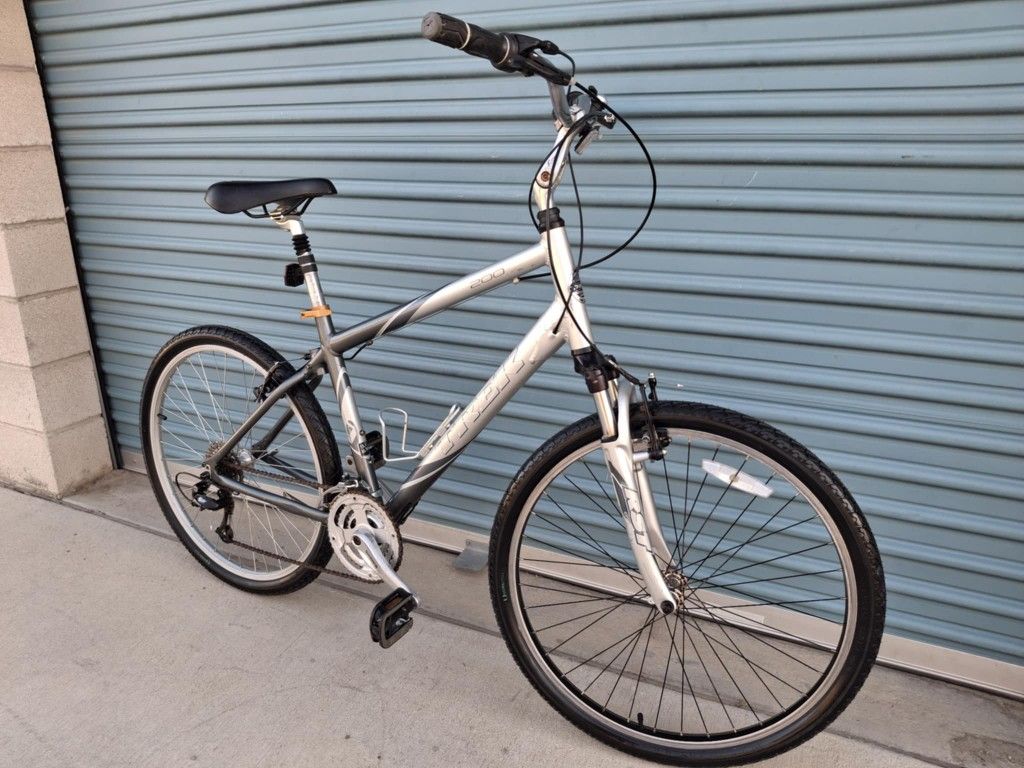 TREK HYBRID 21 SPEEDS TIRE 26 SIZE L
