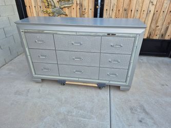 9 drawers dresser in good condition,  please see all the pictures for details
