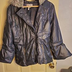 BCBGeneration Women's Short Winter Coat Sz M Black Fur Hooded Folda Long Sleeve Button-up 
The BCBGeneration Women's Short Winter Coat in size M is a 