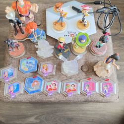 Disney Infinity game, figures and bases (10 +)