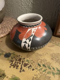 NATIVE AMERICAN POTTERY VASE