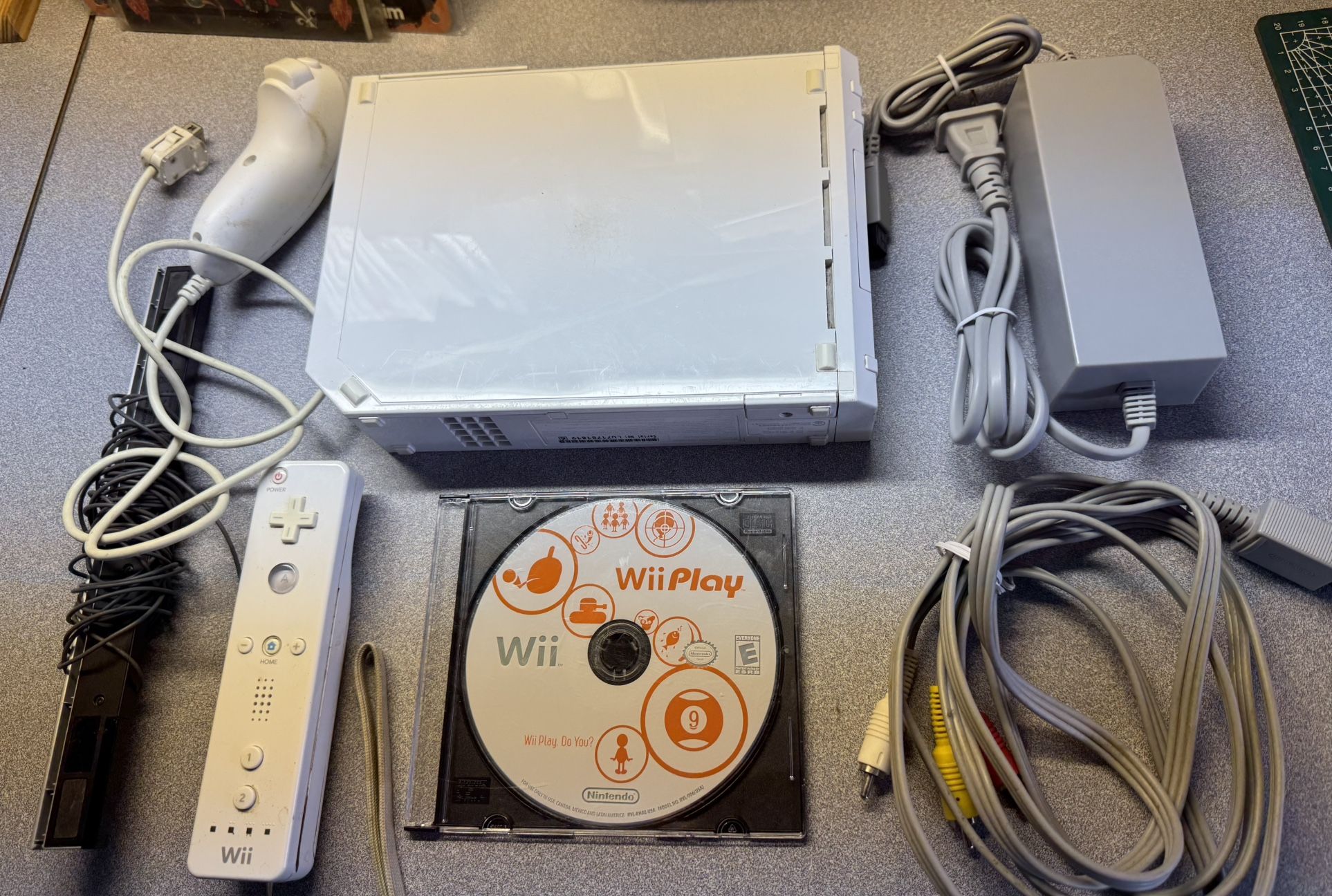 Nintendo Wii Bundle - Wii Play