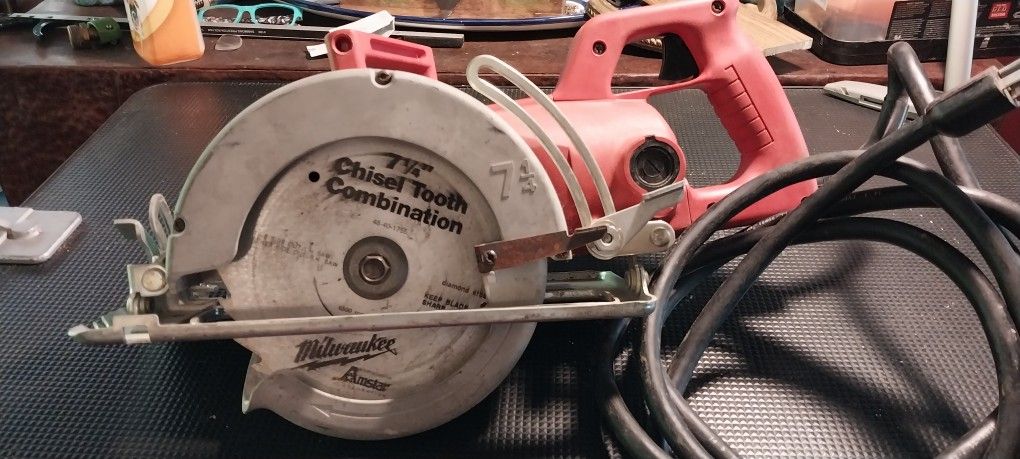 MILWAUKEE WORM DRIVE 7 1/4 CORDED SAW