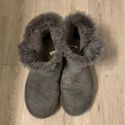 Fluffy UGG boots Woman’s nine