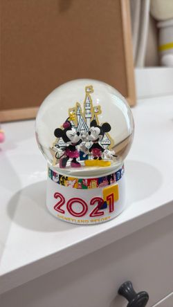2021 disney snow globe