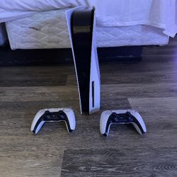 PlayStation 5 (PS5) Disc Console + 2 Controllers - Excellent Condition $420