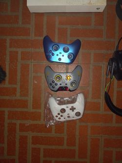 Xbox 1 And Controllers And Head Sets
