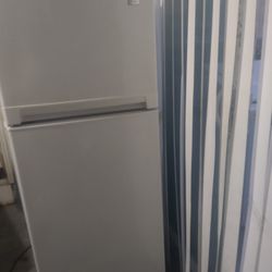 Haier Fridge Works Great.  23 3/4 Wide,   29.5 Tall.  Can Deliver Hablo Español