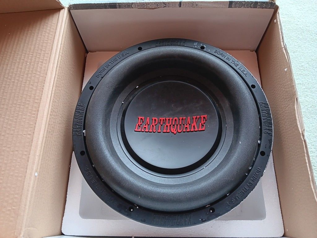 DBXI 12D woofers and Boss 3000 watt amp