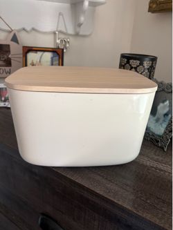 Open spaces storage bin with wooden lid