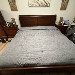 Queen size sleigh bedframe