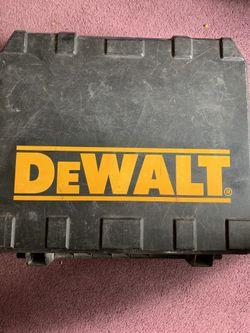 De Walt 18 volt drill motor with case and charger.