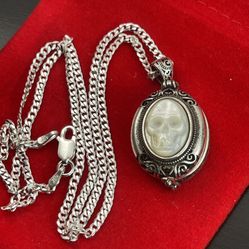 italian cuban chain 18 inch and silver pearl skull locket 