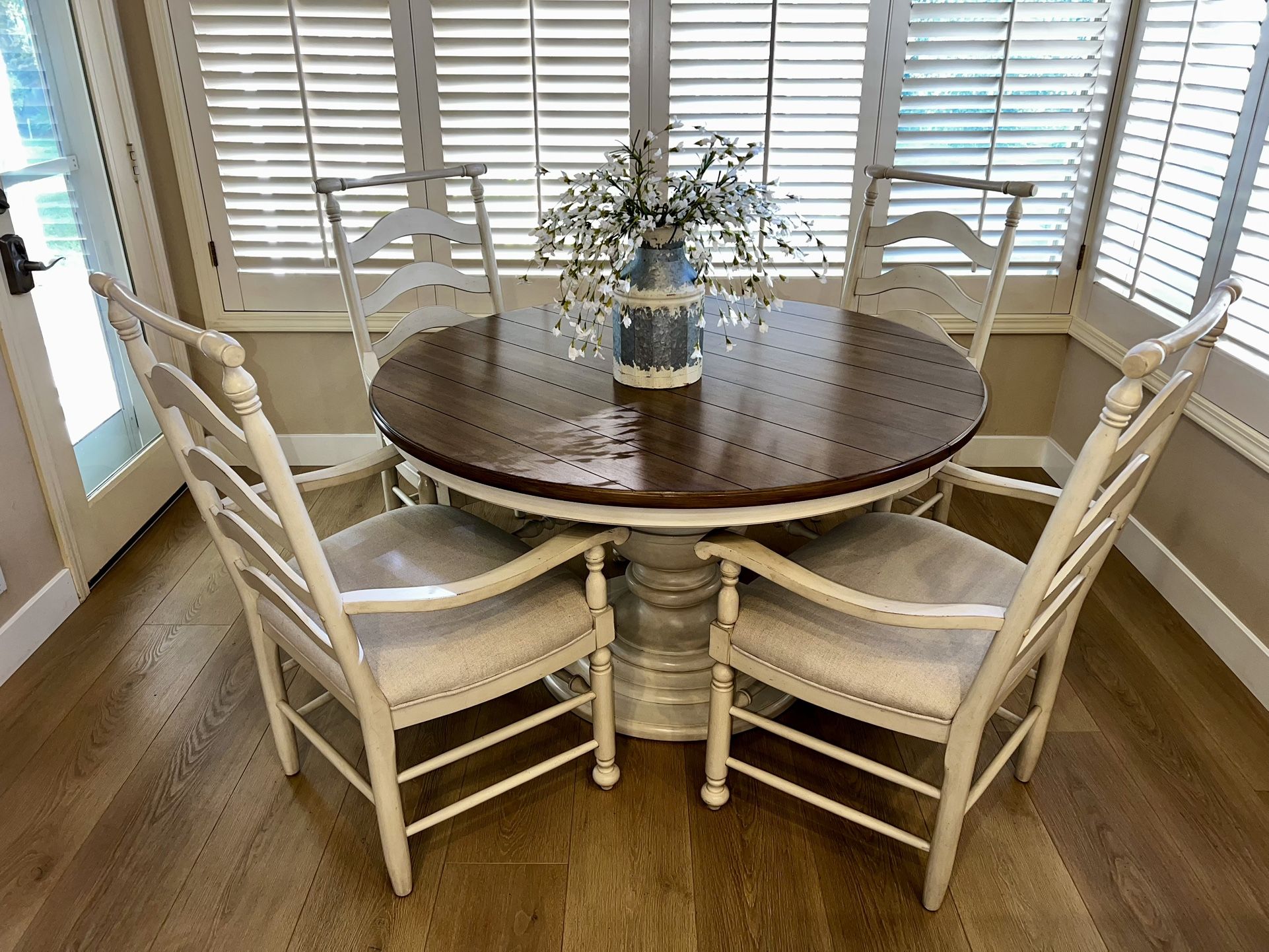 BEAUTIFUL KITCHEN TABLE & CHAIRS