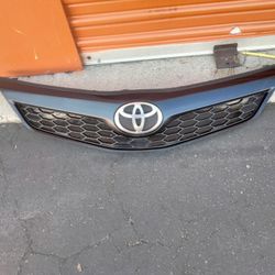 2012-2014 Toyota Camry Grill With Emblem OEM.