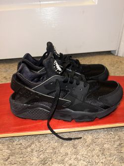 Nike Huarache Black (Size 8)