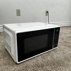 Mainstays Microwave 0.7 Cu White