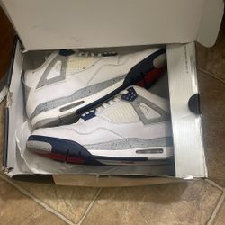 Midnight Navy Jordan 4